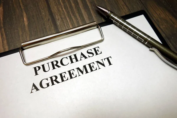 Área de transferência com acordo de compra mockup e caneta na mesa — Fotografia de Stock