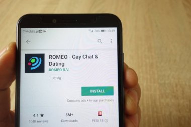 Konskie, Polonya - 18 Mayıs 2019: Google Play web sitesinde Romeo - Gay Chat ve Dating uygulaması ile el ele akıllı telefon