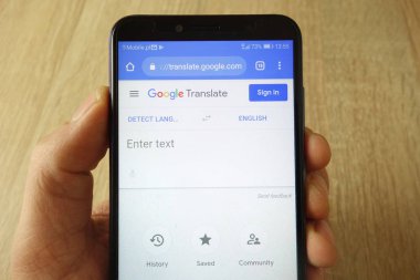 Konskie, Polonya - 18 Mayıs 2019: Google Translate web sitesi ile el ele akıllı telefon