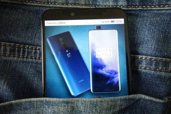 폴란드 콘스키 - 2019년 5월 18일: 휴대폰에 표시되는 새로운 스마트폰 Oneplus 7 컨셉 디자인 — 스톡 사진