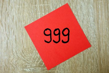 Acil durum numarası 999 kırmızı bir etiket üzerine yazılmış