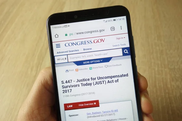 Konskie, poland - 18. Mai 2019: Handhaltendes Smartphone mit der Webseite congress.gov mit Informationen über 447 einfach handeln — Stockfoto