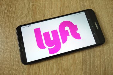 Konskie, Polonya - 11 Haziran 2019: Cep telefonunda Lyft Inc şirket logosu