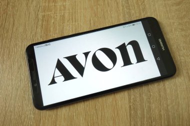 Konskie, Polonya - 11 Haziran 2019: Cep telefonunda Avon Products Inc şirket logosu