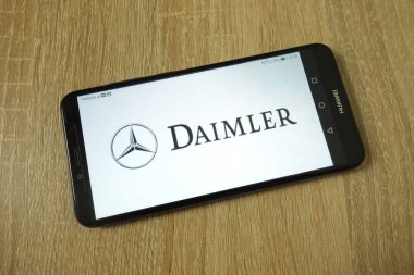 Konskie, Polonya - 11 Haziran 2019: Cep telefonunda Daimler Ag şirket logosu