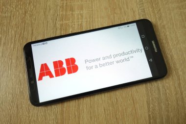 Konskie, Polonya - 11 Haziran 2019: Cep telefonunda Abb şirket logosu