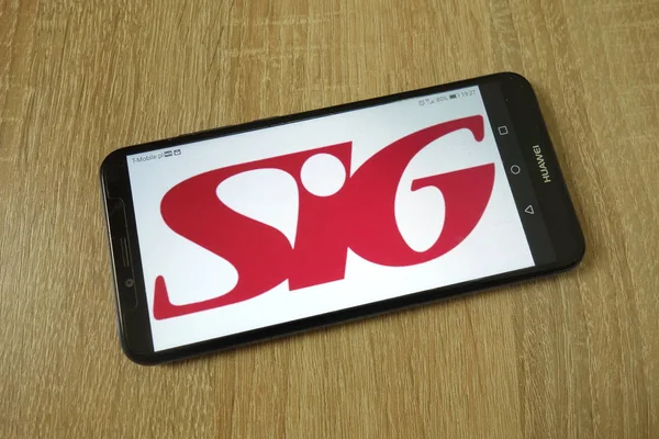 Konskie, Polonya - 11 Haziran 2019: Cep telefonunda Sig plc şirket logosu — Stok fotoğraf