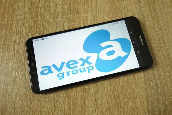 Konskie, Πολωνία-11 Ιουνίου, 2019: Avex Group συμμετοχές λογότυπο στο κινητό τηλέφωνο — Φωτογραφία Αρχείου