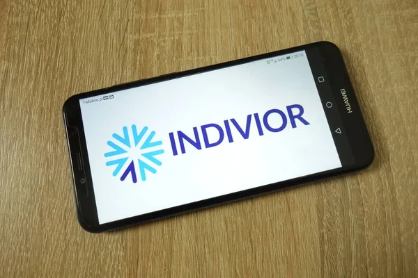 KONSKIE, POLONIA - 11 de junio de 2019: logotipo de la empresa Indivior en el teléfono móvil — Foto de Stock