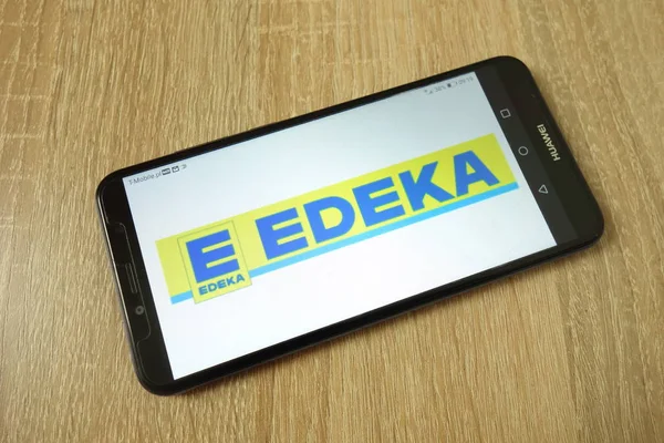 Konskie, Polen-21 juni 2019: Edeka Group bedrijfslogo op mobiele telefoon — Stockfoto