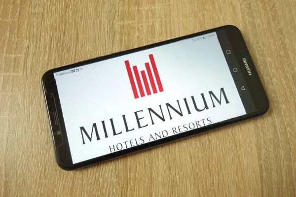 КОНКУРС (ПОЛЬША) - 21 июня 2019 года: "Миллениум" и логотип Response на мобильном телефоне. — стоковое фото