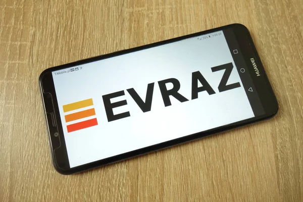 KONSKIE, POLONIA - 21 de junio de 2019: Logotipo de la empresa Evraz plc en el teléfono móvil — Foto de Stock