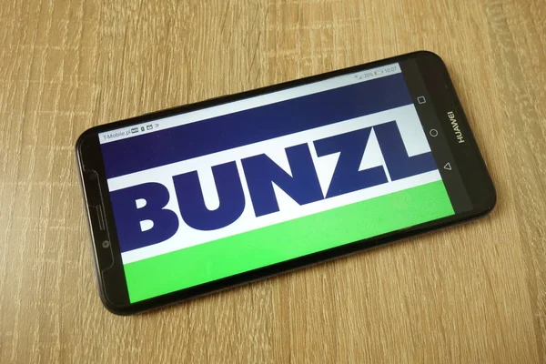 Konskie, polen - 21. Juni 2019: bunzl plc Firmenlogo auf Mobiltelefon — Stockfoto