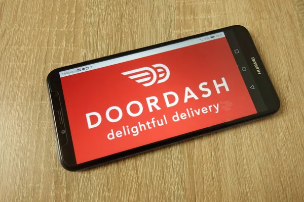 Konskie, Polonya - 21 Haziran 2019: Cep telefonunda Doordash Inc şirket logosu
