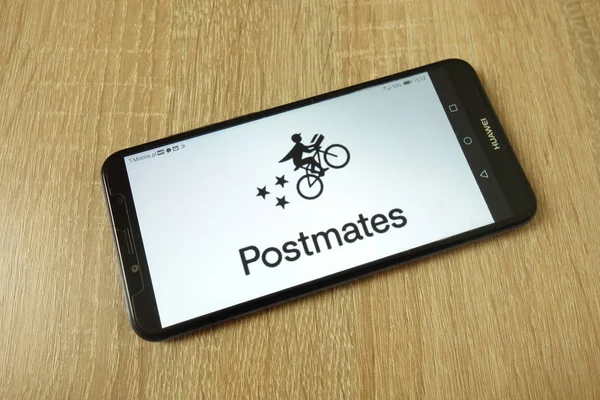 Konskie, Polen-21 juni 2019: Postmates Inc företagets logotyp på mobiltelefon — Stockfoto