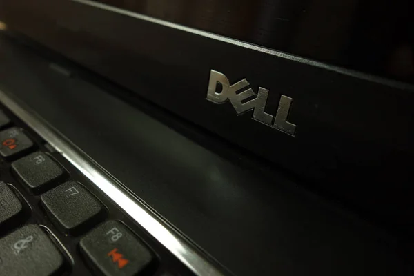 КОНКУРС, ПОЛЬША - 21 июня 2019 года: Логотип Dell на ноутбуке — стоковое фото