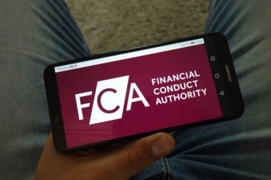 Konskie, Polonya - 29 Haziran 2019: Financial Conduct Authority - Fca logosu cep telefonu