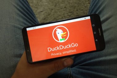 Konskie, Polonya - 29 Haziran 2019: Cep telefonunda Duckduckgo logosu