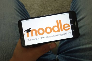 Konskie, Polonya - 29 Haziran 2019: Cep telefonunda Moodle logosu