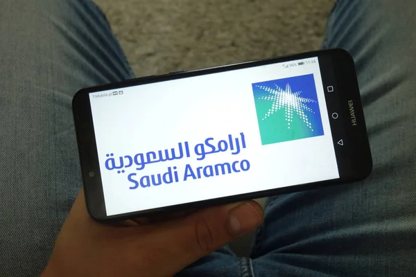 Konskie, Polsko-29. červen 2019-logo Saúdské Aramco na mobilním telefonu — Stock fotografie