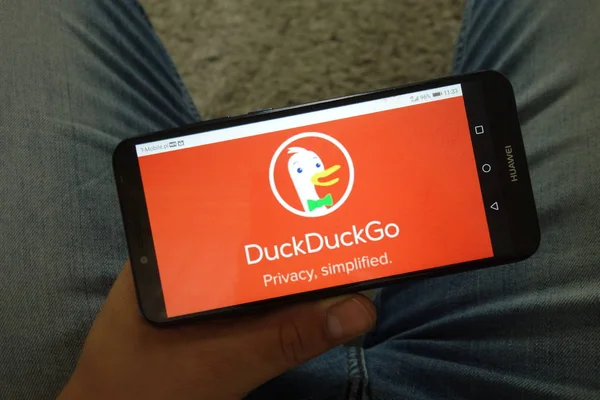 Konskie, Polska-29 czerwca 2019: DuckDuckGo logo na telefon komórkowy — Zdjęcie stockowe