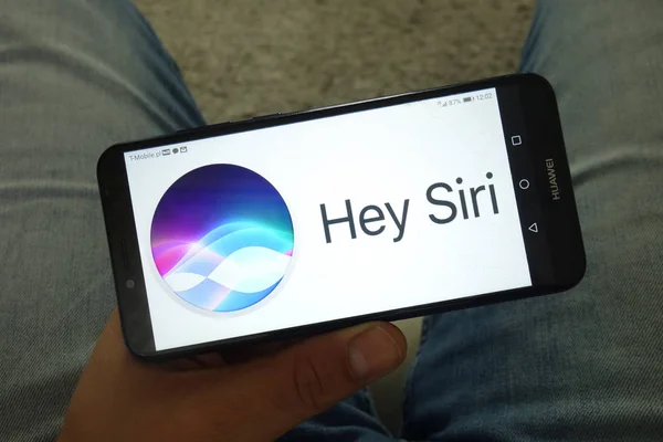 KONSKIE, POLÓNIA - 29 de junho de 2019: Siri virtual assistant logo on mobile phone — Fotografia de Stock