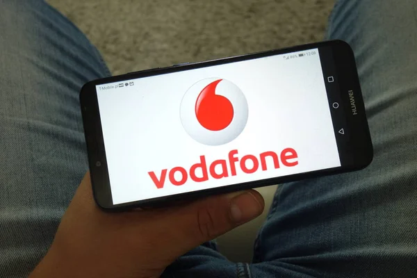 KONSKIE, POLONIA - 29 de junio de 2019: logotipo de la empresa Vodafone en el teléfono móvil — Foto de Stock