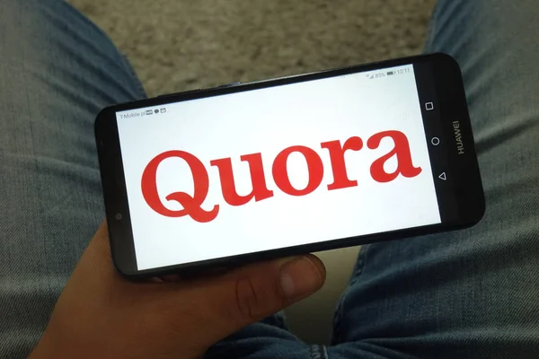KONSKIE, POLONIA - 29 de junio de 2019: logotipo de Quora en el teléfono móvil — Foto de Stock