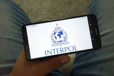Konskie, Polonya - 29 Haziran 2019: Cep telefonunda Interpol organizasyon logosu