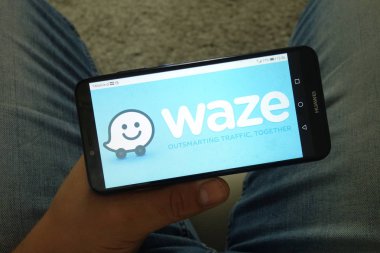 Konskie, Polonya - 29 Haziran 2019: Cep telefonunda Waze uygulaması logosu