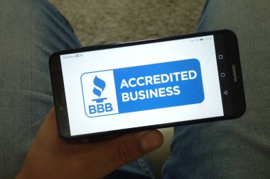 Konskie, Polonya - 29 Haziran 2019: Better Business Bureau - Cep telefonu yla Bbb logosu