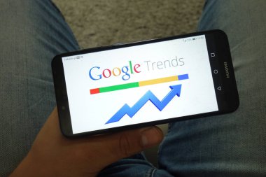 Konskie, Polonya - 29 Haziran 2019: Cep telefonunda Google Trends logosu