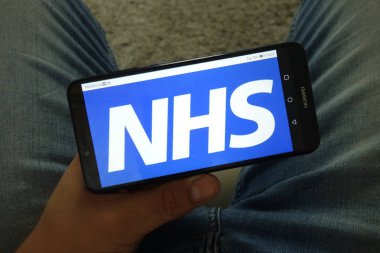Konskie, Polonya - 29 Haziran 2019: Ulusal Sağlık Servisi - Cep telefonunda Nhs logosu