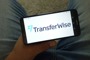 Konskie, Polonya - 29 Haziran 2019: Cep telefonunda transfer wise para transferi hizmeti logosu