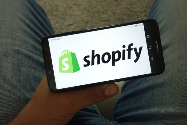 Конскіе, Польща-29 червня 2019: Shopify логотип компанії на мобільному телефоні — стокове фото