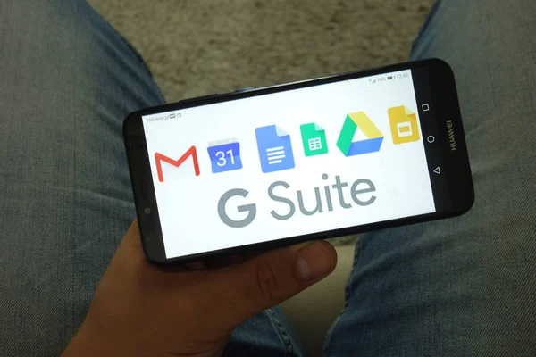 Konskie, Polen-29 juni 2019: Google Suite inclusief Gmail Agenda docs bladen drive en slides logo's op de smartphone — Stockfoto