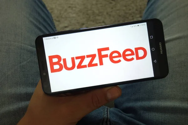 KONSKIE, POLONIA - 29 de junio de 2019: logotipo de BuzzFeed Inc en el teléfono móvil — Foto de Stock