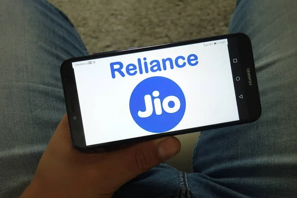KONSKIE, POLOGNE - 29 juin 2019 : Reliance Jio Infocomm Limited Logo de l'opérateur de réseau mobile indien sur téléphone mobile — Photo