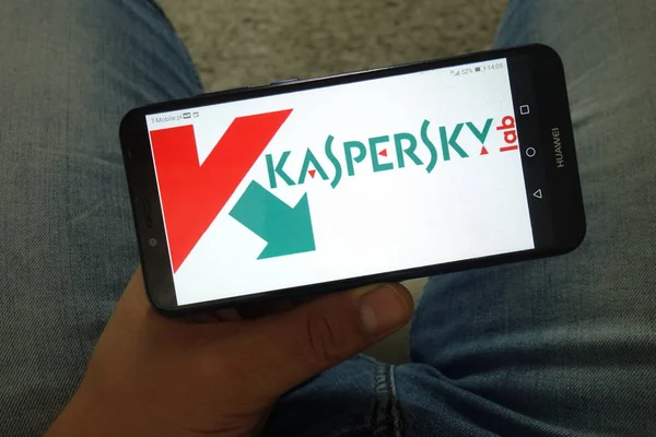 Konskie, Polonya - 29 Haziran 2019: Cep telefonunda Kaspersky Lab anti-virüs sağlayıcısı logosu — Stok fotoğraf