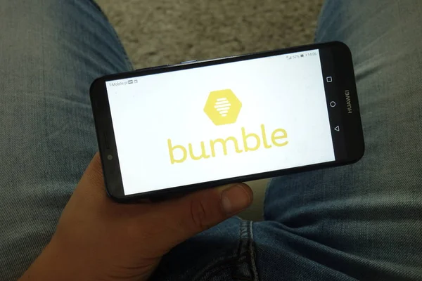Konskie, Polska-29 czerwca 2019: Bumble dating logo aplikacji na telefon komórkowy — Zdjęcie stockowe