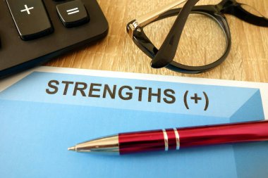 Kalem hesap makinesi ve masadaki gözlüklerile word güçlü ğüs - Swot analizi