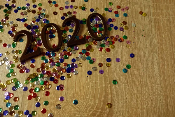 Feliz Año Nuevo 2020 concepto con dígitos ornamentales y coloridas decoraciones brillantes —  Fotos de Stock