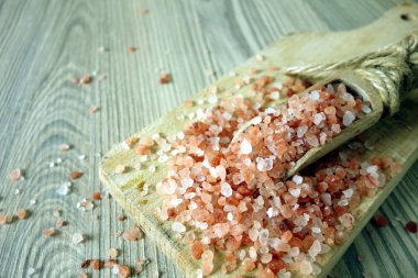 Ahşap arka plan üzerinde kristaller Himalaya pembe tuz