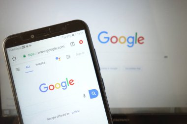 Konskie, Polonya - 29 Temmuz 2019: Cep telefonuyla Google Arama web sitesi