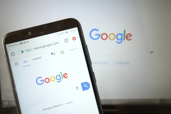 KONSKIE, POLÓNIA - 29 de julho de 2019: Site do Google Search no celular — Fotografia de Stock