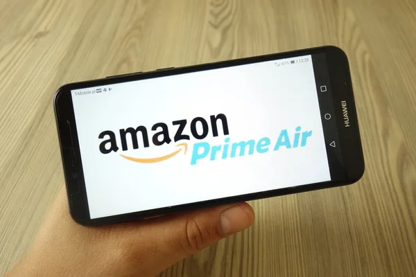 KONSKIE, POLAND - 29 Juli 2019: Logo Amazon Prime Air di ponsel — Stok Foto