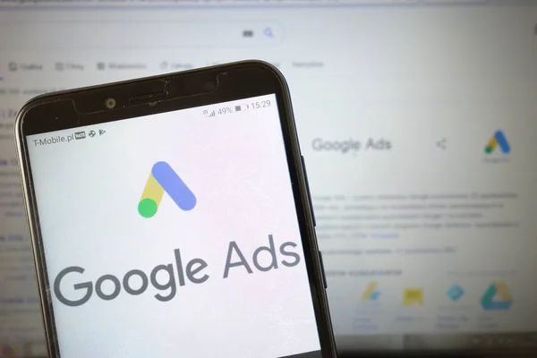 Konskie, polen - 29. Juli 2019: google ads logo auf mobiltelefon — Stockfoto