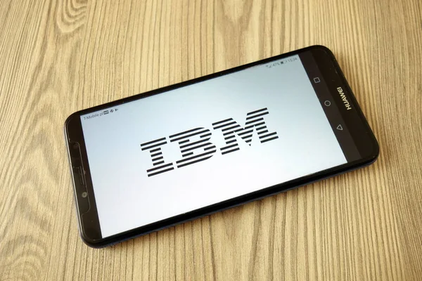 폴란드 콘스키 - 2019년 7월 29일: 휴대폰의 IBM 회사 로고 — 스톡 사진