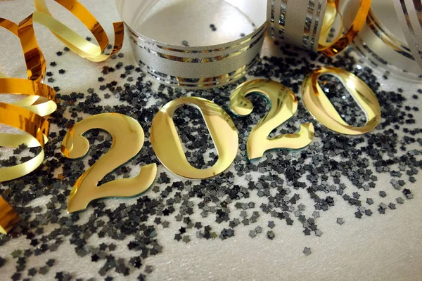 Концепція Нового року - стрічки та прикраси номер 2020 року — стокове фото
