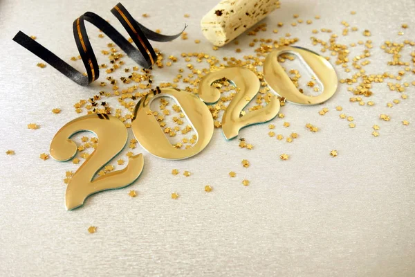 Gyllene nummer 2020 och dekorationer på Silver bakgrund — Stockfoto
